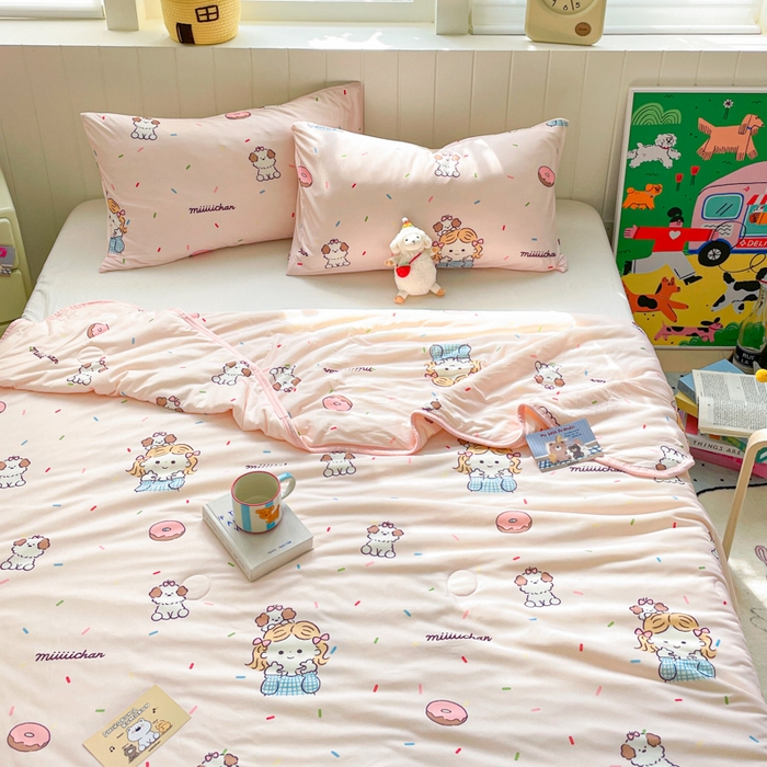 91家纺网 家纺一手货源 找家纺 金爱家2025新款A类高品质正版授权miiiiichan可爱卡通狗狗白熊女孩牛奶丝针织棉夏被 针织棉miiiiichan-甜甜女孩