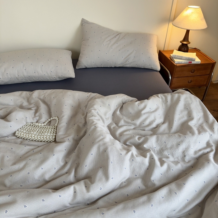 91家纺网 家纺一手货源 找家纺 亿梵家居 2025新款A类母婴级有氧全棉纯棉双层纱纯棉印花四件套-床拍图简单爱