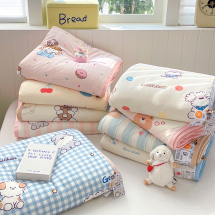 91家纺网 家纺一手货源 找家纺 （总）桃子家居 2025新款A类高品质正版授权miiiiichan可爱卡通狗狗白熊女孩牛奶丝针织棉夏被夏凉被空调被