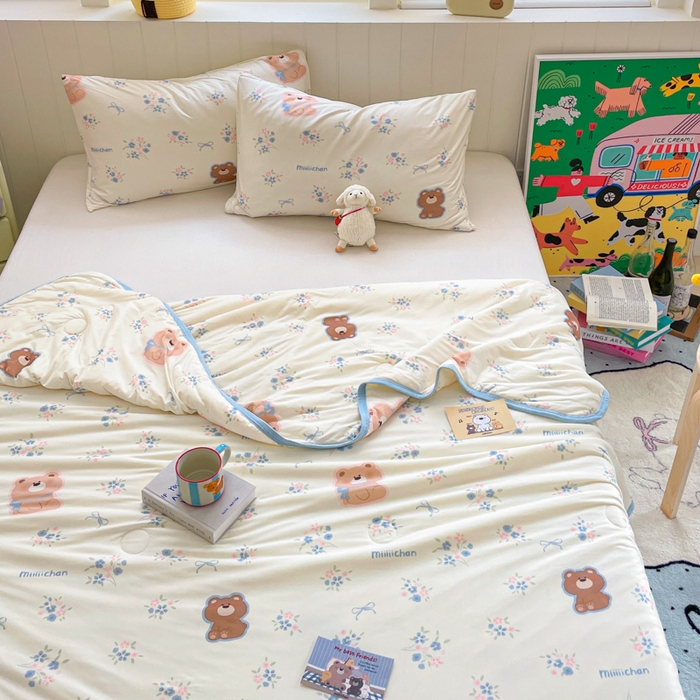 91家纺网 家纺一手货源 找家纺 金爱家2025新款A类高品质正版授权miiiiichan可爱卡通狗狗白熊女孩牛奶丝针织棉夏被 针织棉miiiiichan-花花熊君