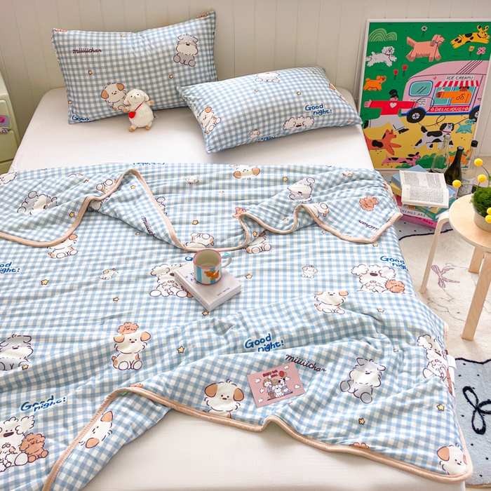 91家纺网 家纺一手货源 找家纺 金爱家2025新款A类高品质正版授权miiiiichan可爱卡通狗狗白熊女孩牛奶丝针织棉夏被 针织棉miiiiichan-蓝格狗狗