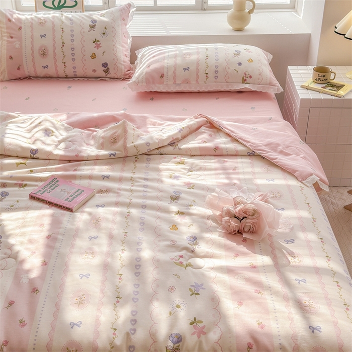 91家纺网 家纺一手货源 找家纺 2025新款全棉花边大豆夏被四件套 花朵兔兔