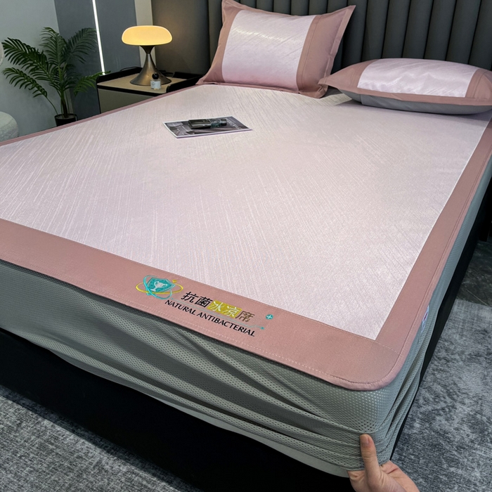 91家纺网 家纺一手货源 找家纺 阿亮家居 2025新款凉席冰丝席三明治宽包边刺绣款粗冰丝凉席流星雨粉（床笠款）