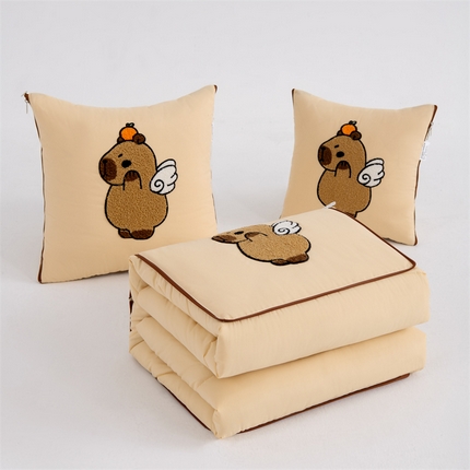 91家纺网 家纺一手货源 找家纺 宝马家纺（原梦童画）2025新款卡皮巴拉四季款磨毛毛巾绣抱枕被 奶黄色