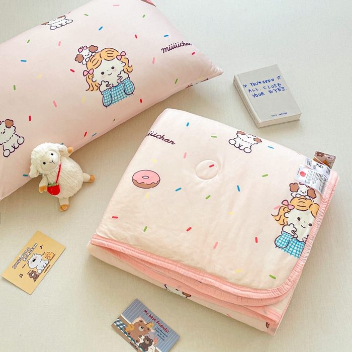 91家纺网 家纺一手货源 找家纺 金爱家2025新款A类高品质正版授权miiiiichan可爱卡通狗狗白熊女孩牛奶丝针织棉夏被 针织棉miiiiichan-甜甜女孩