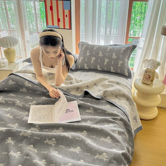 91家纺网 家纺一手货源 找家纺 棠薇家纺2025新款简约风多功能纱布盖毯纱布毯子毛巾被床盖沙发巾单毯枕巾枕套三件套 腊肠小狗