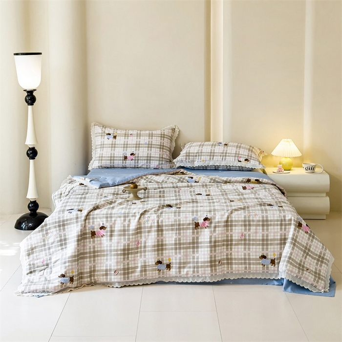 91家纺网 家纺一手货源 找家纺 2025新款全棉花边大豆夏被四件套 狗狗游园会