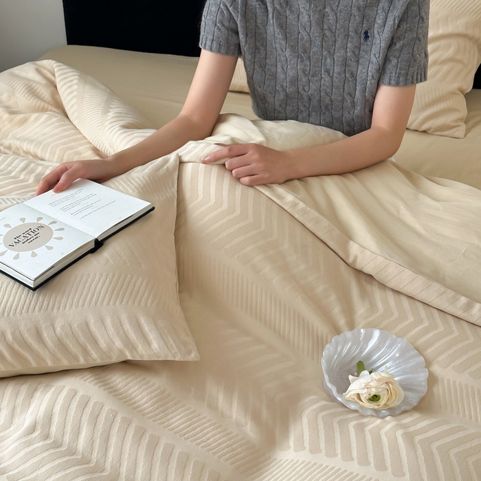 91家纺网 家纺一手货源 找家纺 例外Home 2025新款全棉提花四件套-鱼骨纹 鱼骨纹-杏仁黄