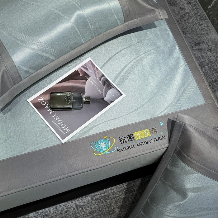 91家纺网 家纺一手货源 找家纺 阿亮家居 2025新款凉席冰丝席三明治宽包边刺绣款粗冰丝凉席柔美绿（床笠款）