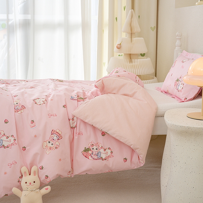 91家纺网 家纺一手货源 找家纺 良佐生活 2025新款高支高密全棉儿童被套 草莓小兔