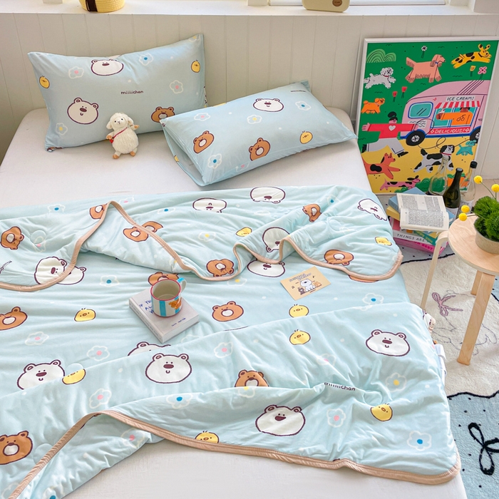 91家纺网 家纺一手货源 找家纺 金爱家2025新款A类高品质正版授权miiiiichan可爱卡通狗狗白熊女孩牛奶丝针织棉夏被 针织棉miiiiichan-开心白熊