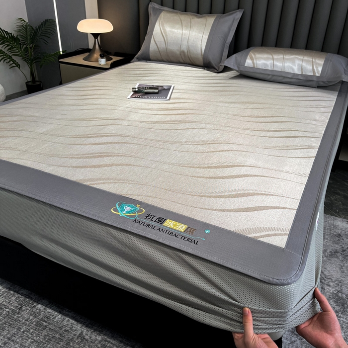 91家纺网 家纺一手货源 找家纺 阿亮家居 2025新款凉席冰丝席三明治宽包边刺绣款粗冰丝凉席柔美咖（床笠款）