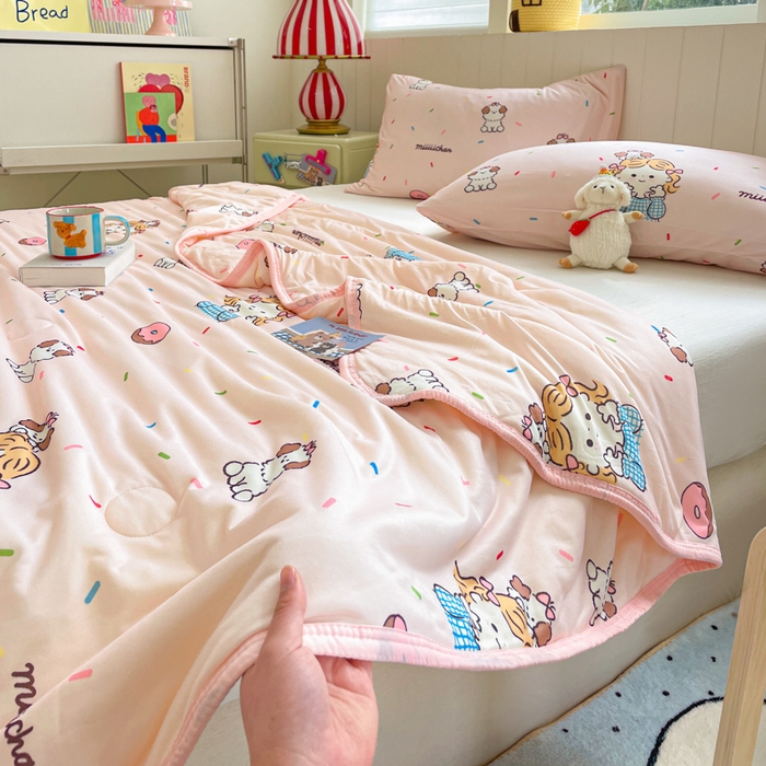 91家纺网 家纺一手货源 找家纺 金爱家2025新款A类高品质正版授权miiiiichan可爱卡通狗狗白熊女孩牛奶丝针织棉夏被 针织棉miiiiichan-甜甜女孩