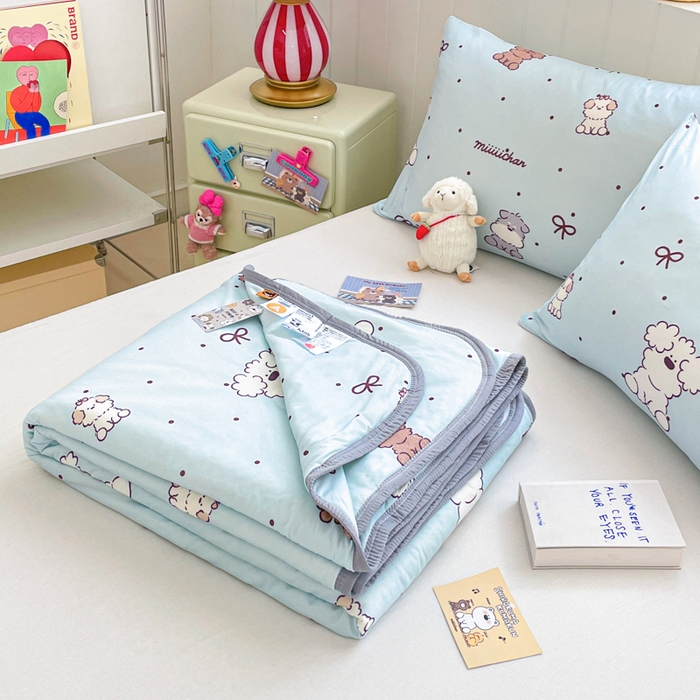 91家纺网 家纺一手货源 找家纺 金爱家2025新款A类高品质正版授权miiiiichan可爱卡通狗狗白熊女孩牛奶丝针织棉夏被 针织棉miiiiichan-蓝点狗狗