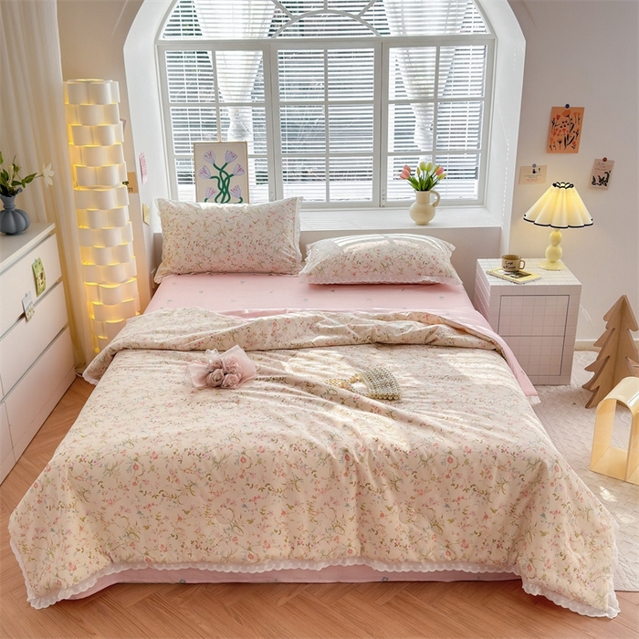 91家纺网 家纺一手货源 找家纺 2025新款全棉花边大豆夏被四件套 花蔓梦境