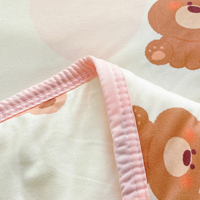 91家纺网 家纺一手货源 找家纺 金爱家2025新款A类高品质正版授权miiiiichan可爱卡通狗狗白熊女孩牛奶丝针织棉夏被 针织棉miiiiichan-牛奶棕熊