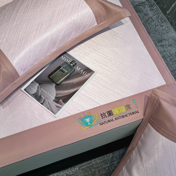 91家纺网 家纺一手货源 找家纺 阿亮家居 2025新款凉席冰丝席三明治宽包边刺绣款粗冰丝凉席流星雨粉（床笠款）