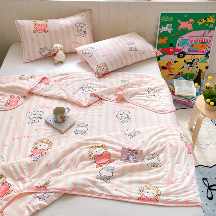 91家纺网 家纺一手货源 找家纺 （总）金爱家2025新款A类高品质正版授权miiiiichan可爱卡通狗狗白熊女孩牛奶丝针织棉夏被