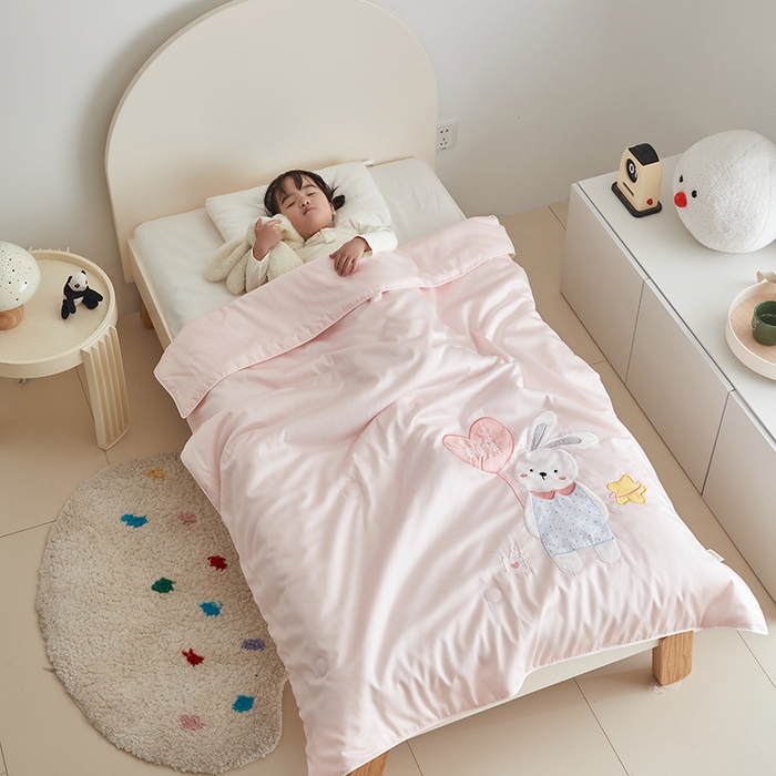 91家纺网 家纺一手货源 找家纺 荷马之梦 2025新款系列—A类棉贴布绣大豆儿童夏被 气球小兔