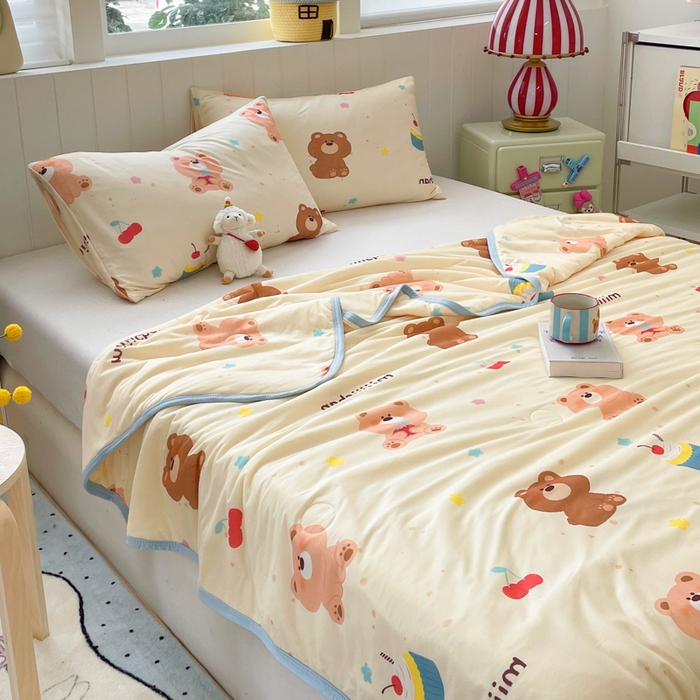 91家纺网 家纺一手货源 找家纺 金爱家2025新款A类高品质正版授权miiiiichan可爱卡通狗狗白熊女孩牛奶丝针织棉夏被 针织棉miiiiichan-A甜甜棕