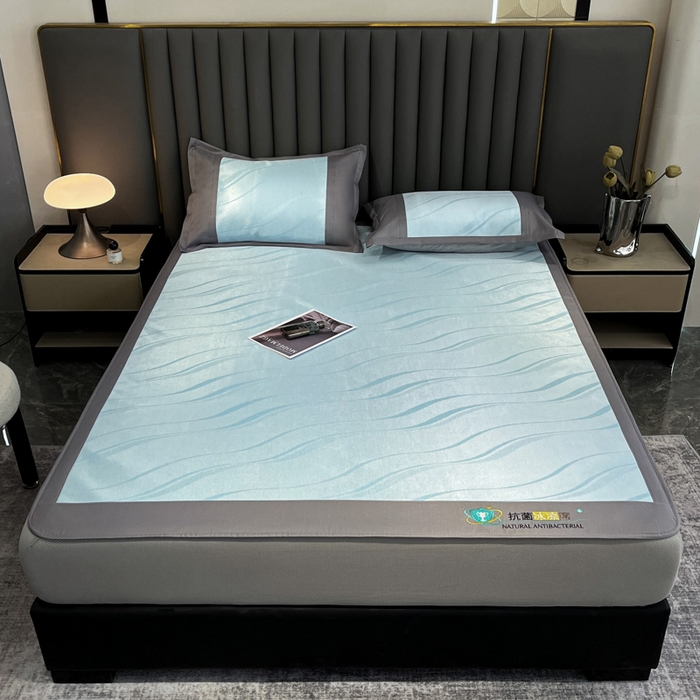 91家纺网 家纺一手货源 找家纺 阿亮家居 2025新款凉席冰丝席三明治宽包边刺绣款粗冰丝凉席柔美灰（床笠款）