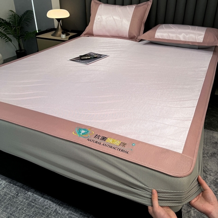 91家纺网 家纺一手货源 找家纺 （总）阿亮家居 2025新款凉席冰丝席三明治宽包边刺绣款粗冰丝凉席