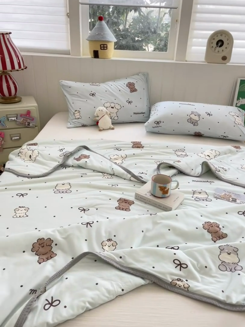 91家纺网 家纺一手货源 找家纺 金爱家2025新款A类高品质正版授权miiiiichan可爱卡通狗狗白熊女孩牛奶丝针织棉夏被 针织棉miiiiichan-蓝点狗狗