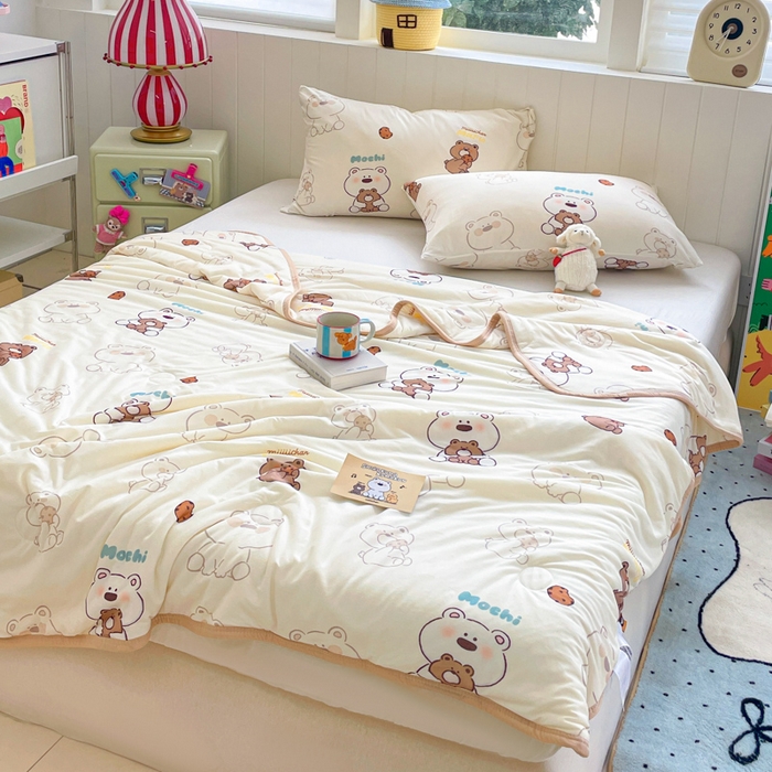 91家纺网 家纺一手货源 找家纺 金爱家2025新款A类高品质正版授权miiiiichan可爱卡通狗狗白熊女孩牛奶丝针织棉夏被 针织棉miiiiichan-奶咖棕熊