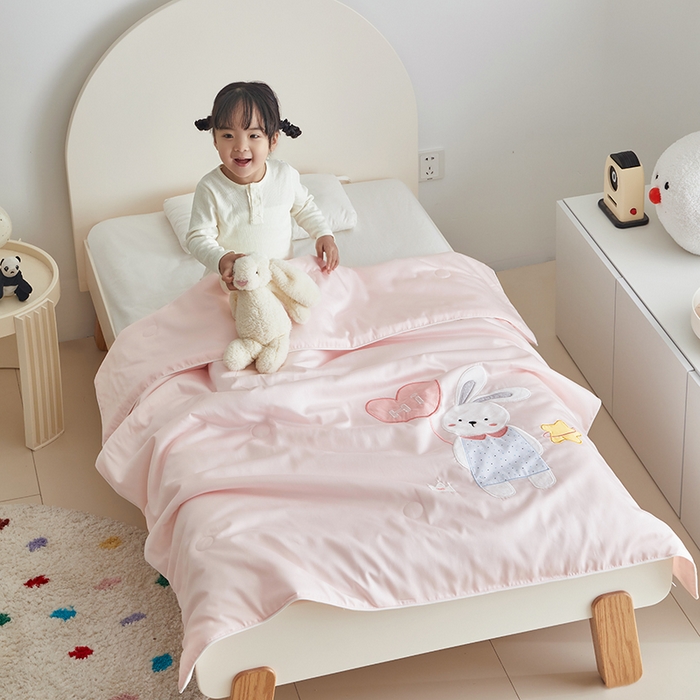 91家纺网 家纺一手货源 找家纺 荷马之梦 2025新款系列—A类棉贴布绣大豆儿童夏被 气球小兔