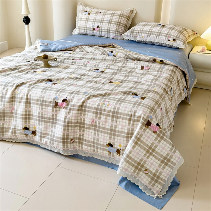 91家纺网 家纺一手货源 找家纺 2025新款全棉花边大豆夏被四件套 狗狗游园会