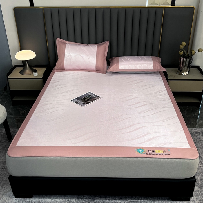 91家纺网 家纺一手货源 找家纺 阿亮家居 2025新款凉席冰丝席三明治宽包边刺绣款粗冰丝凉席柔美粉（床笠款）