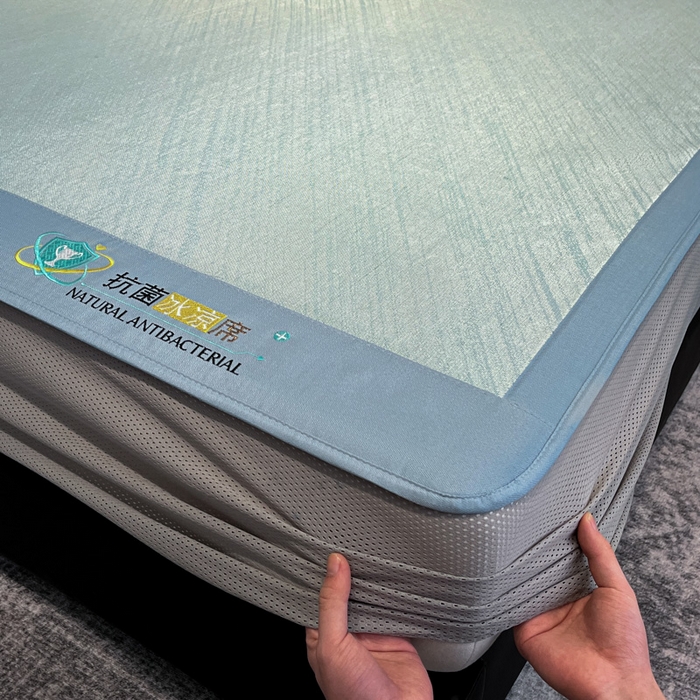 91家纺网 家纺一手货源 找家纺 阿亮家居 2025新款凉席冰丝席三明治宽包边刺绣款粗冰丝凉席流星雨蓝（床笠款）