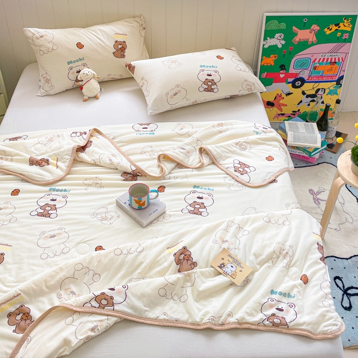 91家纺网 家纺一手货源 找家纺 金爱家2025新款A类高品质正版授权miiiiichan可爱卡通狗狗白熊女孩牛奶丝针织棉夏被 针织棉miiiiichan-奶咖棕熊