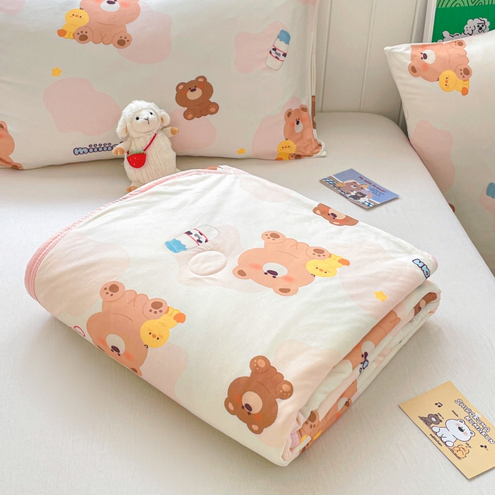 91家纺网 家纺一手货源 找家纺 金爱家2025新款A类高品质正版授权miiiiichan可爱卡通狗狗白熊女孩牛奶丝针织棉夏被 针织棉miiiiichan-牛奶棕熊