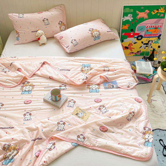 91家纺网 家纺一手货源 找家纺 金爱家2025新款A类高品质正版授权miiiiichan可爱卡通狗狗白熊女孩牛奶丝针织棉夏被 针织棉miiiiichan-甜甜女孩