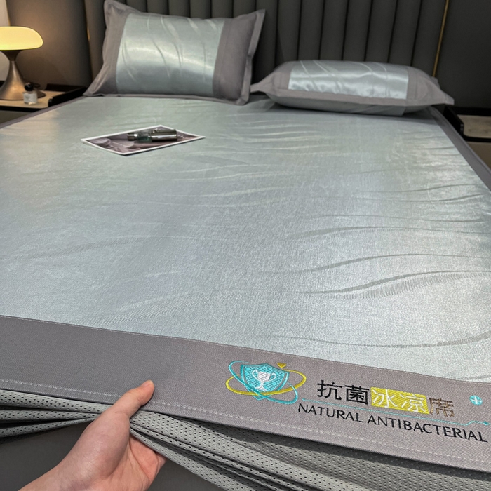 91家纺网 家纺一手货源 找家纺 阿亮家居 2025新款凉席冰丝席三明治宽包边刺绣款粗冰丝凉席柔美绿（床笠款）