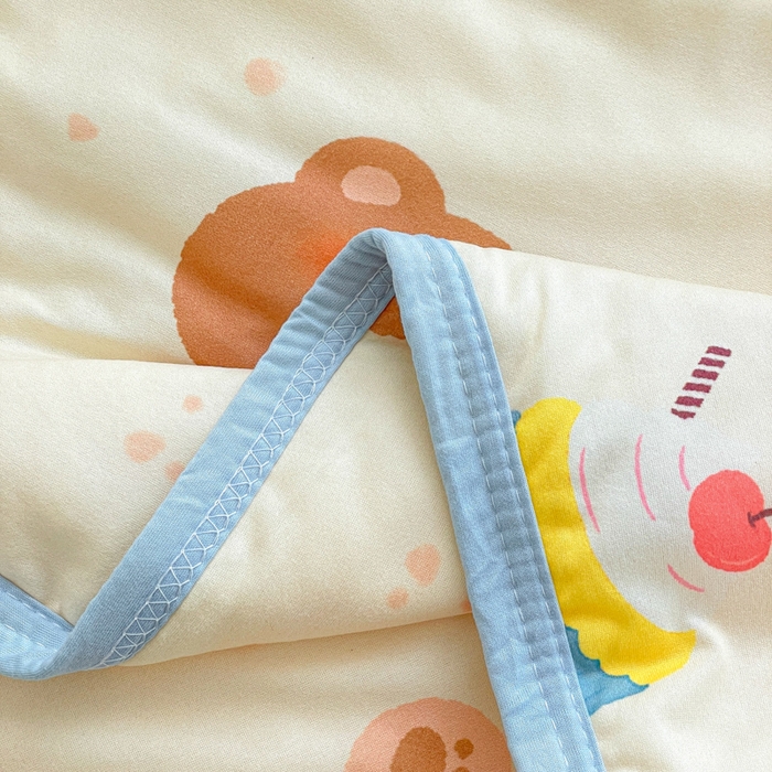 91家纺网 家纺一手货源 找家纺 金爱家2025新款A类高品质正版授权miiiiichan可爱卡通狗狗白熊女孩牛奶丝针织棉夏被 针织棉miiiiichan-A甜甜棕