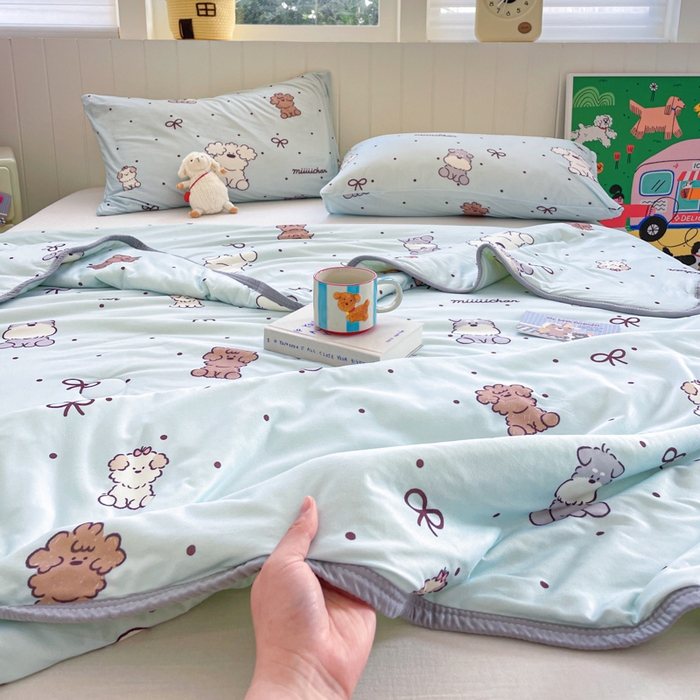 91家纺网 家纺一手货源 找家纺 金爱家2025新款A类高品质正版授权miiiiichan可爱卡通狗狗白熊女孩牛奶丝针织棉夏被 针织棉miiiiichan-蓝点狗狗