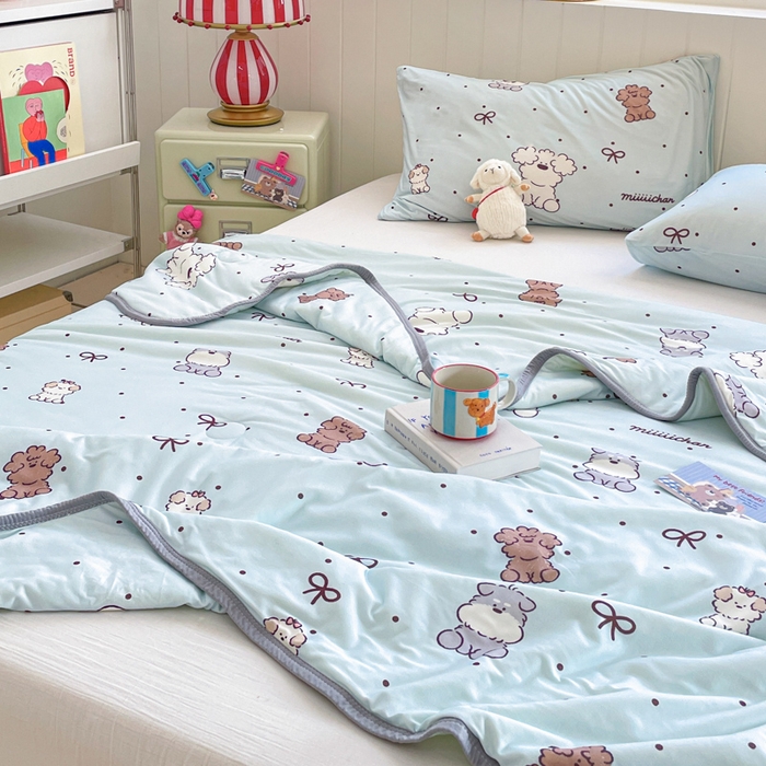 91家纺网 家纺一手货源 找家纺 金爱家2025新款A类高品质正版授权miiiiichan可爱卡通狗狗白熊女孩牛奶丝针织棉夏被 针织棉miiiiichan-蓝点狗狗