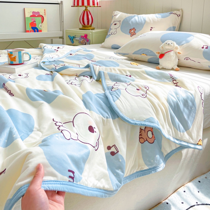 91家纺网 家纺一手货源 找家纺 金爱家2025新款A类高品质正版授权miiiiichan可爱卡通狗狗白熊女孩牛奶丝针织棉夏被 针织棉miiiiichan-波点白熊