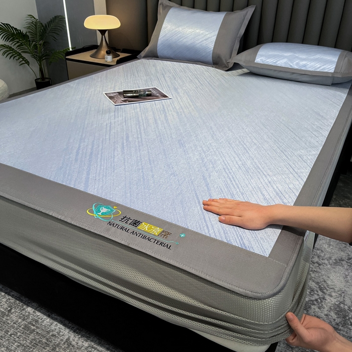 91家纺网 家纺一手货源 找家纺 阿亮家居 2025新款凉席冰丝席三明治宽包边刺绣款粗冰丝凉席流星雨紫灰（床笠款）