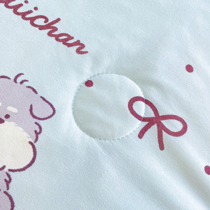 91家纺网 家纺一手货源 找家纺 金爱家2025新款A类高品质正版授权miiiiichan可爱卡通狗狗白熊女孩牛奶丝针织棉夏被 针织棉miiiiichan-蓝点狗狗