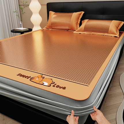 91家纺网 家纺一手货源 找家纺 席佬大 2025新款A级抗菌提花双面绣花床席床笠款冰藤席 卡皮巴拉-红棕-床笠款