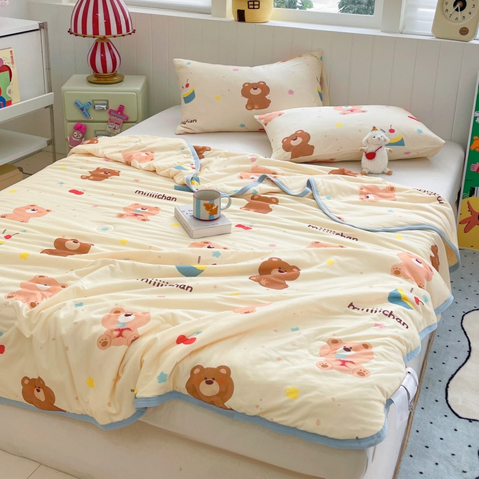 91家纺网 家纺一手货源 找家纺 金爱家2025新款A类高品质正版授权miiiiichan可爱卡通狗狗白熊女孩牛奶丝针织棉夏被 针织棉miiiiichan-A甜甜棕