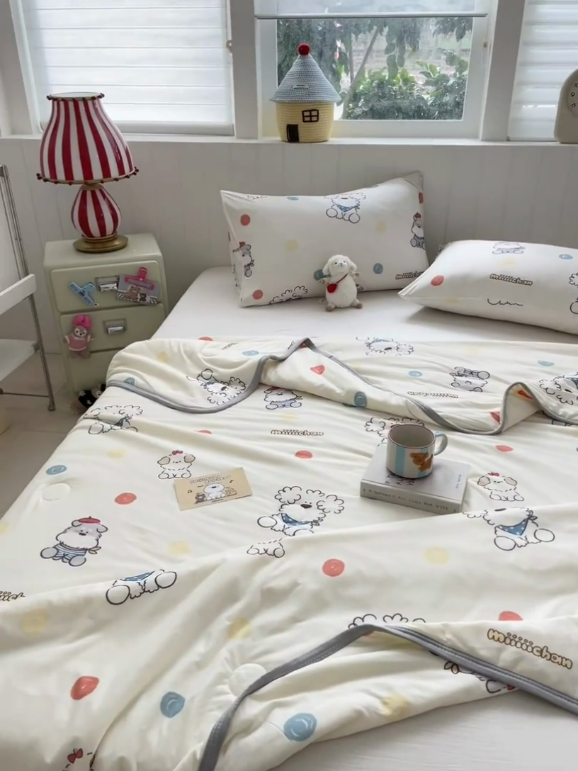 91家纺网 家纺一手货源 找家纺 金爱家2025新款A类高品质正版授权miiiiichan可爱卡通狗狗白熊女孩牛奶丝针织棉夏被 针织棉miiiiichan-彩点狗狗