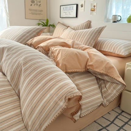 91家纺网 家纺一手货源 找家纺 2025新款A类全棉色织水洗棉贝壳绣条纹系列四件套 雅诗奶咖