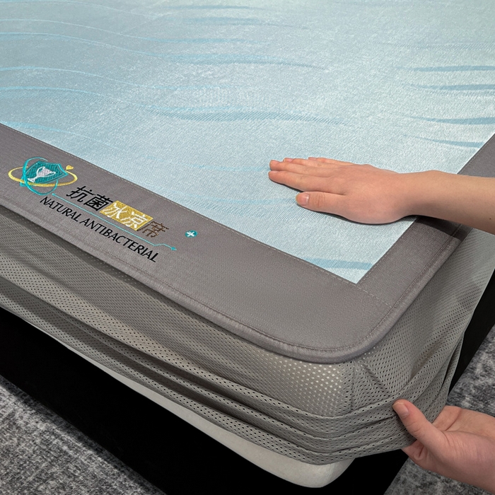 91家纺网 家纺一手货源 找家纺 阿亮家居 2025新款凉席冰丝席三明治宽包边刺绣款粗冰丝凉席柔美灰（床笠款）