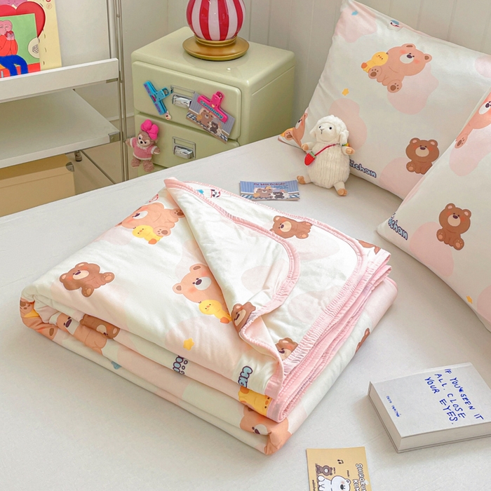 91家纺网 家纺一手货源 找家纺 金爱家2025新款A类高品质正版授权miiiiichan可爱卡通狗狗白熊女孩牛奶丝针织棉夏被 针织棉miiiiichan-牛奶棕熊