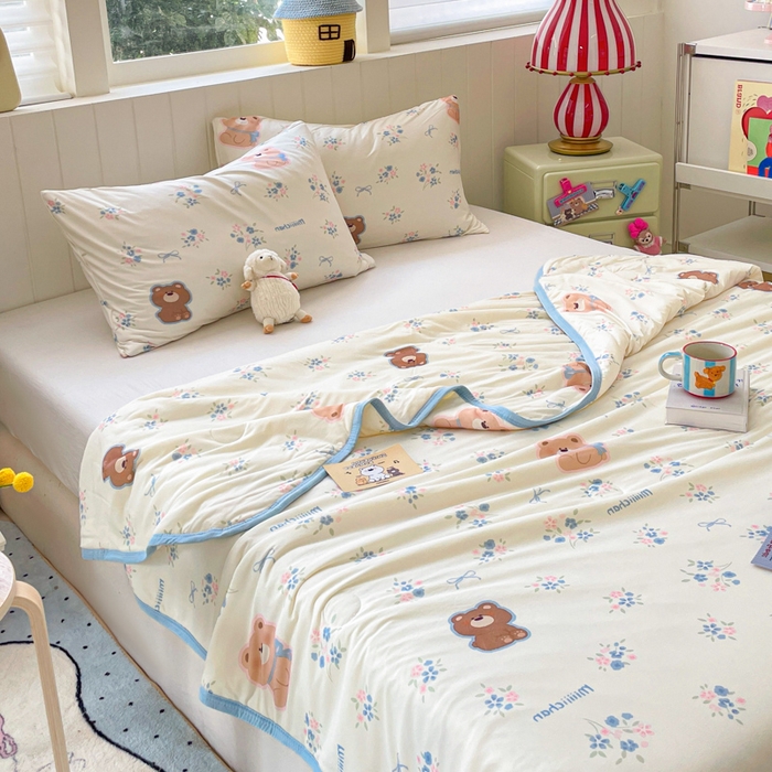 91家纺网 家纺一手货源 找家纺 金爱家2025新款A类高品质正版授权miiiiichan可爱卡通狗狗白熊女孩牛奶丝针织棉夏被 针织棉miiiiichan-花花熊君