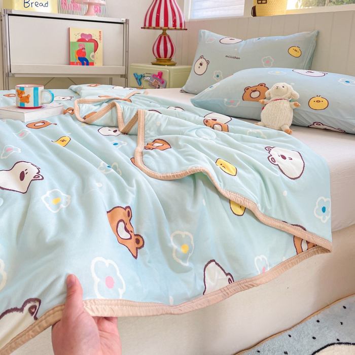 91家纺网 家纺一手货源 找家纺 金爱家2025新款A类高品质正版授权miiiiichan可爱卡通狗狗白熊女孩牛奶丝针织棉夏被 针织棉miiiiichan-开心白熊